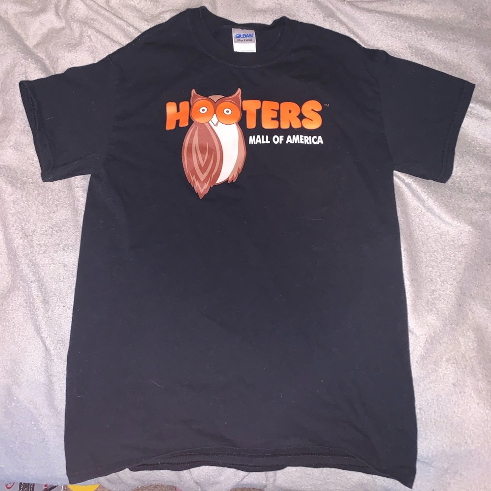 Black Mall of America Hooters shirt